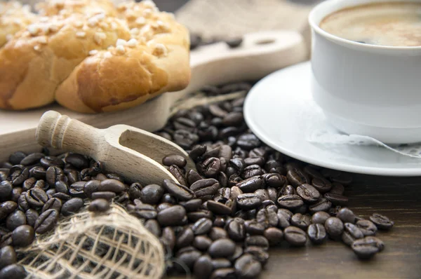Arabica koffiebonen met een kopje koffie Stockfoto