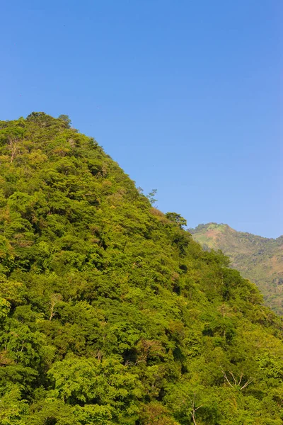 Belle Montagne Verte Avec Ciel Bleu Clair — Photo