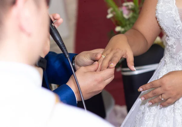 結婚式で女の手を握る男 — ストック写真