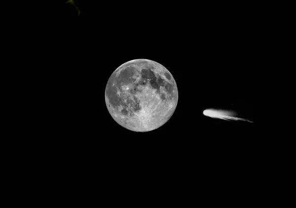 满月和灿烂的流星雨 — 图库照片