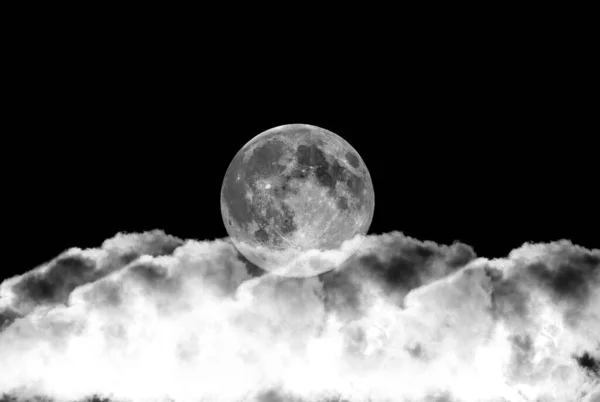 Lua Cheia Nuvens Brancas Fundo Preto — Fotografia de Stock
