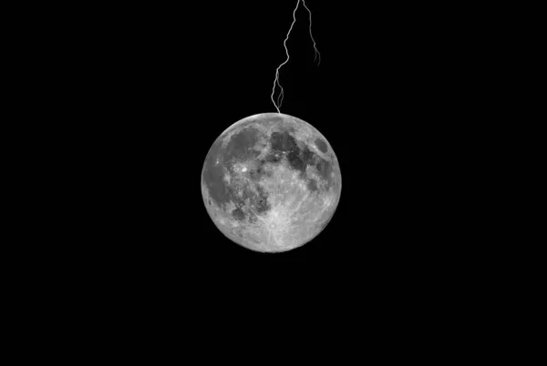 Ayın Uzak Köşesine Yüksek Çözünürlükte Yıldırım Düşüyor — Stok fotoğraf
