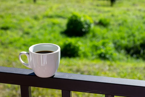 Красивая Чашка Горячего Кофе Днем — стоковое фото