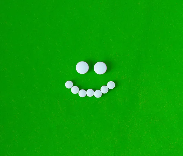 Boldog Arc Alakú Tabletták Zöld Háttér Kiváló Minőségű — Stock Fotó