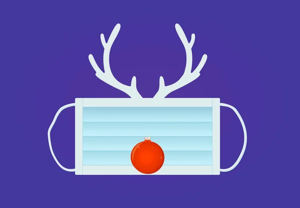 Koruyucu maskeli ren geyiği. Salgın Noel sembolleri. Corona virüs koruması. Yüz maskesi ve dekorasyonlardan yapılmış Noel geyikleri.