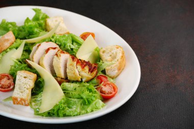 Sezar salatası yakın. Parmesan peynirli tavuk sezar salatası..