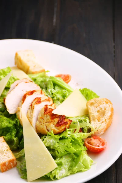 Caesar Salad Close Chicken Caesar Salad Parmesan Cheese — Stock Photo, Image