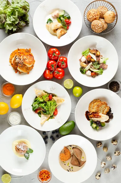 Yemek konsepti. Yemek masası manzaralı. Beton arka planda malzemeleri olan bir sürü yemek. Hafif beton arka plan. yaz yemeği seçimi.