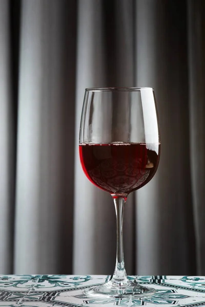 Glas Rotwein Auf Dem Tisch — Stockfoto