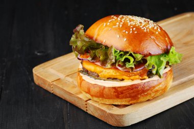 Biftek, sebze ve salatalı çizburger. Hamburger yakın plan..