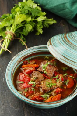 Sebzeli sığır kebabı. Geleneksel Macar gulaş çorbası, güveç ve kırmızı biber..