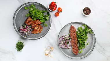 Taze sebzeli lezzetli et kebabı. Izgara et kebabı, mermer masada sebzeler..