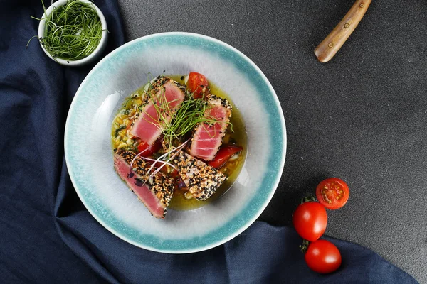 Grillezett Tonhalas Steak Saláta Japán Hagyományos Saláta Közepesen Ritka Grillezett Stock Fotó