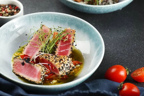 Grillezett Tonhalas Steak Saláta Japán Hagyományos Saláta Közepesen Ritka Grillezett Jogdíjmentes Stock Fotók
