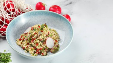 Sebzeli bulgur kırmızı biber ve turp açık mermer arka planda