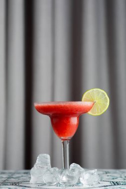 Limonlu çilekli margarita. Alkollü ve alkolsüz kokteylli bar konsepti.