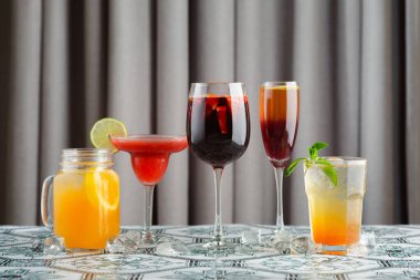 Kokteyl barı konsepti. Çilekli margarita, limonata, sangria gibi beş klasik kokteyl..