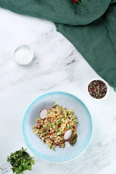 Sebzeli bulgur kırmızı biber ve turp açık mermer arka planda