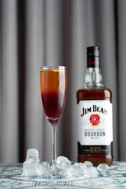 Aziz Petersburg, Rusya, 20 Kasım 2021: Jim Beam Bourbon ile kokteyl,