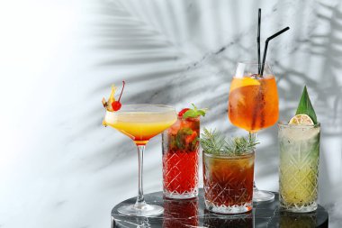 Kokteylleri mermer masaya ve hafif arka plana koyun. Gözlüklü beş çeşit renkli yaz kokteyli. Mojito, Aperol Spritz, margarita..
