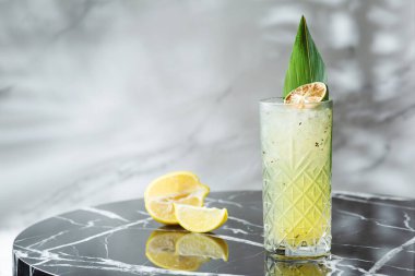 Limonlu kokteyl ya da misket masasında limonata. Alkollü ya da alkolsüz içki konsepti.