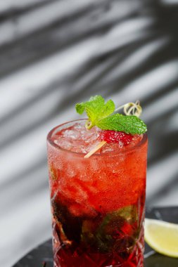 Mermer masanın yanında çilekli mojito. Taze kokteyl ya da limonata. Bar konsepti. arkaplandaki sert gölge.