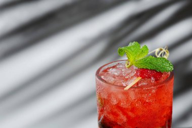 Mermer masanın yanında çilekli mojito. Taze kokteyl ya da limonata. Bar konsepti. arkaplandaki sert gölge.