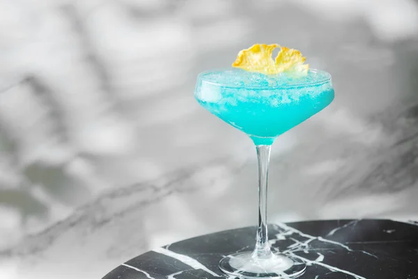 Blue Hawaiian Cocktail Glas Sommergetränk Konzept Blauer Cocktail Mit Ananas — Stockfoto