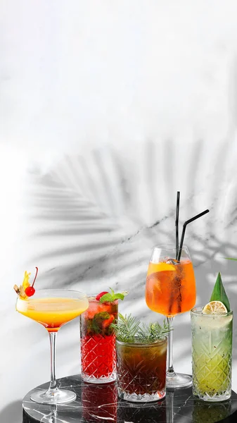 Impostare Cocktail Sul Tavolo Marmo Banner Sfondo Chiaro Cinque Tipi — Foto Stock