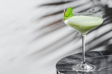 avokado kokteyli, mermer masa üzerinde nane yaprağı ve açık arkaplan..