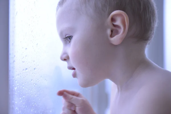 küçük çocuk penceresine bakarak