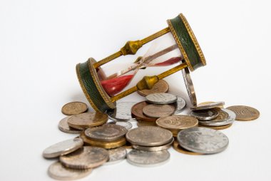 kum saati ve madeni paralar