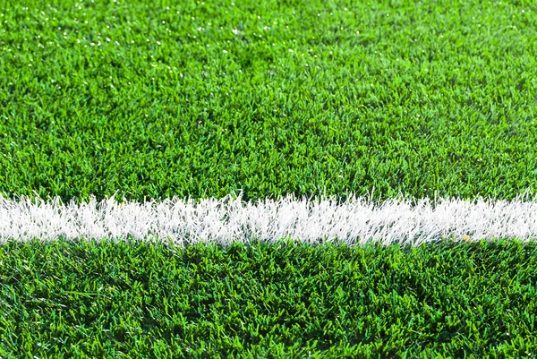 Yeşil çimenlerin üzerinde beyaz çizgi