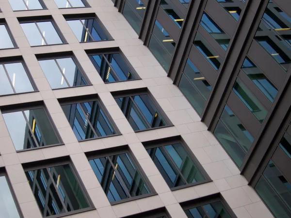 Modern mavi yansıtıcı ofis binaları