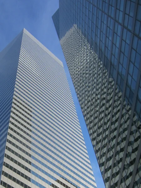 Modern mavi yansıtıcı ofis binaları