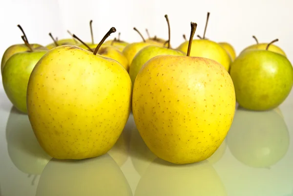 Yellow and green apples with reflection — Stock Photo, Image