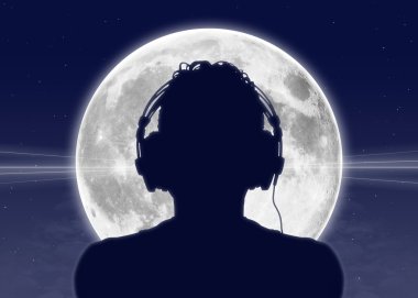 adam dolunay, müzik dinlemek