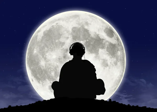 Monnik zen muziek bij de volle maan luisteren — Stockfoto