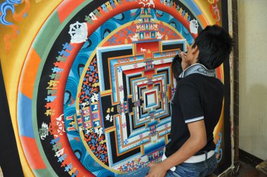 e thangka Resim Sanat okulunda çalışan öğrenci