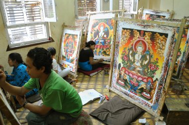 Nepal thangka resim okulda çalışan öğrenciler