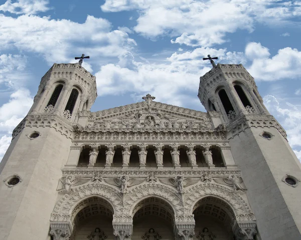 Weiße gotische Kathedrale — Stockfoto