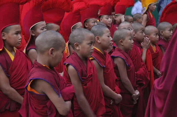 Unga buddhistiska munkar vid ceremonin — Stockfoto