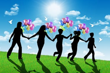 renkli balonları tepeden aşağı çalışan mutlu kadın