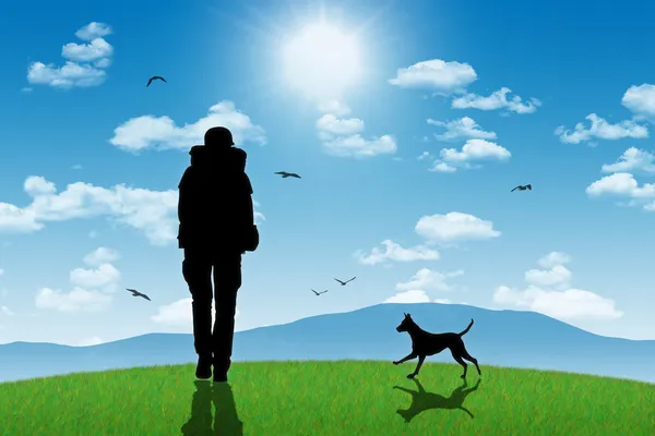 Einsame Backpacker mit Hund auf einem Hügel mit Bergen auf — Stockfoto