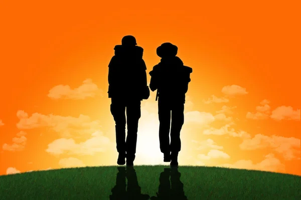 backpackers günbatımında bir tepe üstünde yürüme Çift