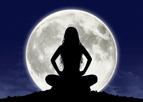 보름달에 명상에 젊은 여자 스톡 사진