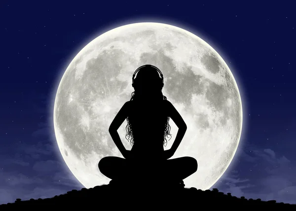 보름달에 음악을 듣고 하는 젊은 여자 스톡 사진
