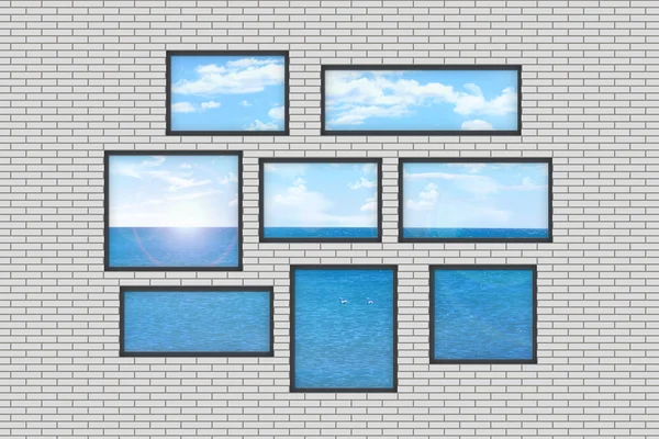 Flera fönster på en vit vägg med havet landskap — Stockfoto