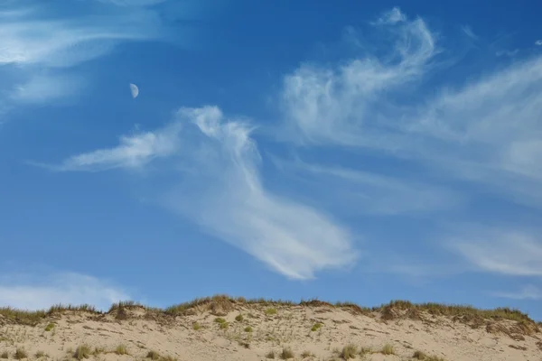 Paisaje de dunas con cielo azul y luna — Foto de Stock
