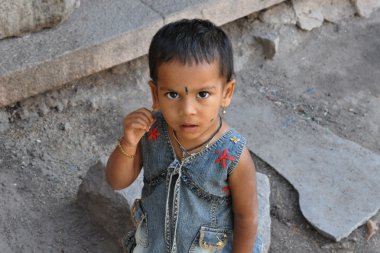 mumbai sokaklarında küçük Hintli kız